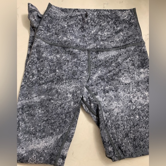 Lululemon Align Leggings. 25”. Size 4. Gray Marble - Picture 3 of 5